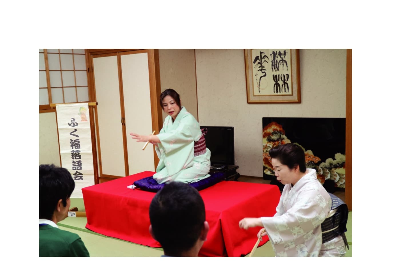 お稽古を受ける都の亭小みちさん